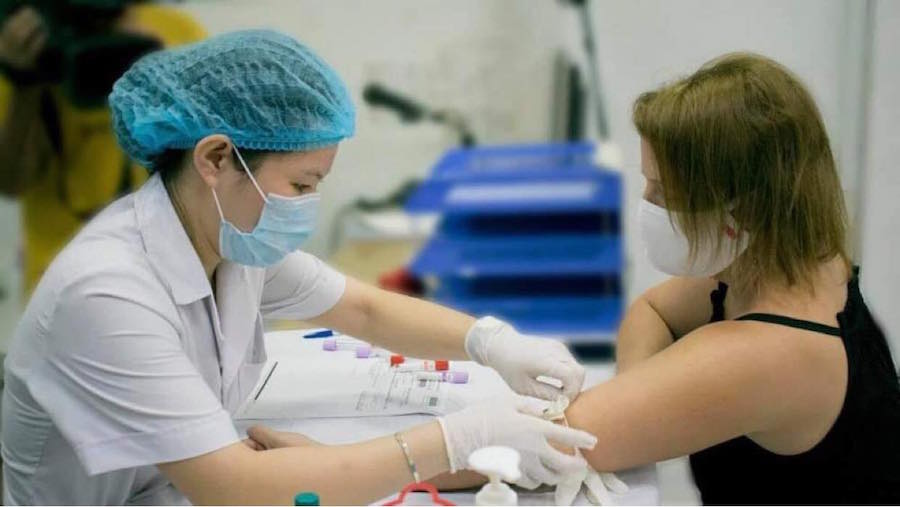 Foreign woman volunteers to donate plasma as thanks to Vietnam