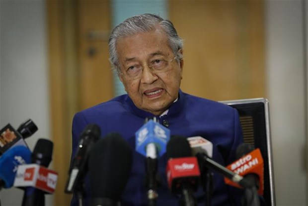 Former Malaysian PM to form new political party