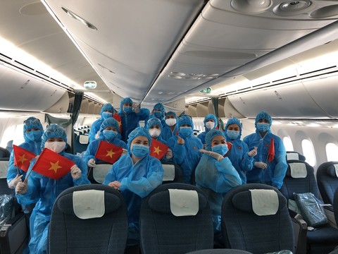 Tan Son Nhat Airport welcomes additional 340 Vietnamese citizens from Canada