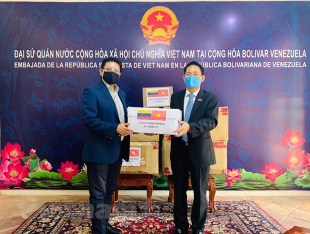 Vietnam presents medical equipment to Venezuela