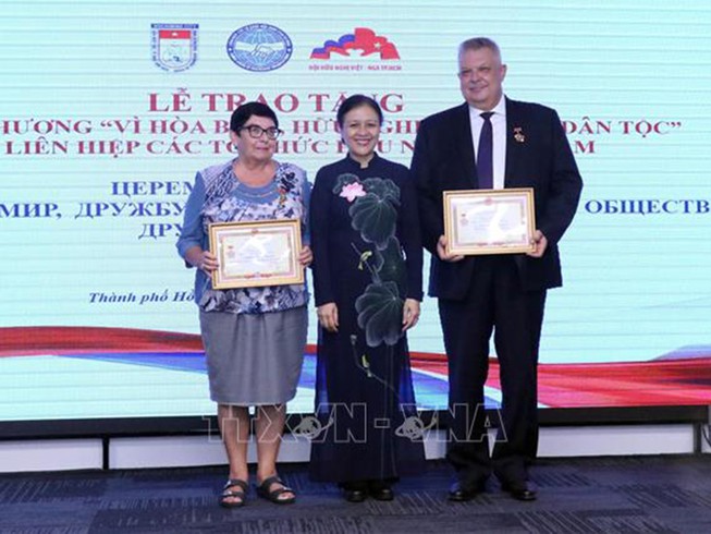 VUFO presents campaign medal to Russian diplomats
