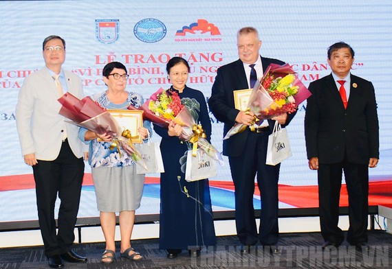 Presenting campaign medal to Russian Consul General