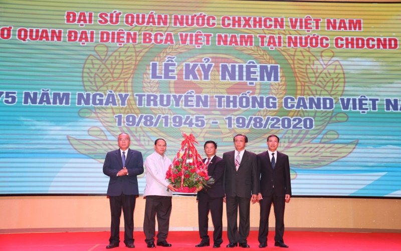 Vietnamese public security force’s traditional day marked in Laos