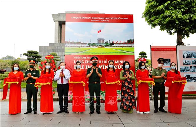 Photo exhibition highlights 45-year development of President Ho Chi Minh Mausoleum