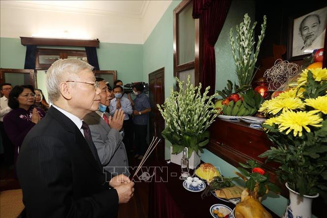 General Secretary and State President commemorates President Ho Chi Minh