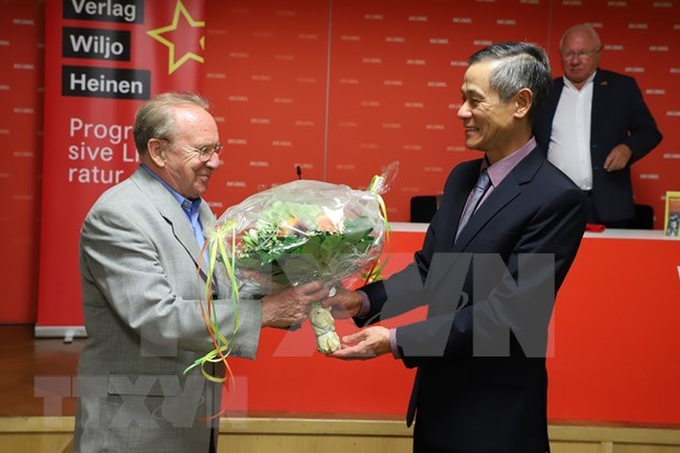 Book on Ho Chi Minh’s political biography launched in Germany