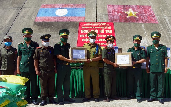 Vietnamese border station presents gifts to Lao residents