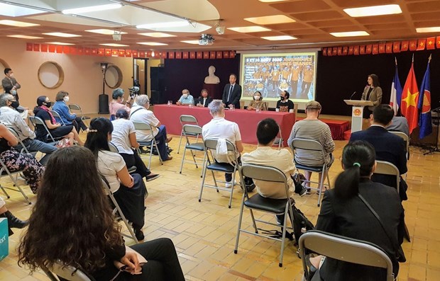 Young Vietnamese in France support domestic AO dioxin victims