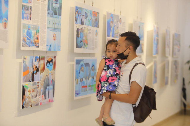 Photos on fight against COVID-19 pandemic on display