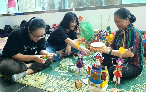Making traditional toys for Mid-Autumn Festival 2020
