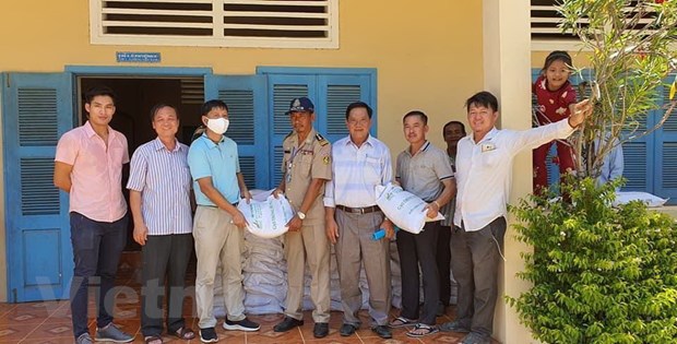 Vietnamese-origin people in Cambodia presented gifts on National Day