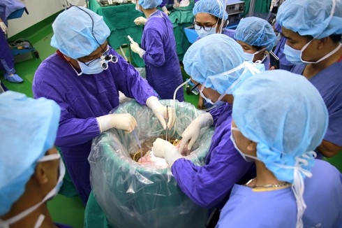 Vietnamese doctors succeed in fifth lung transplant