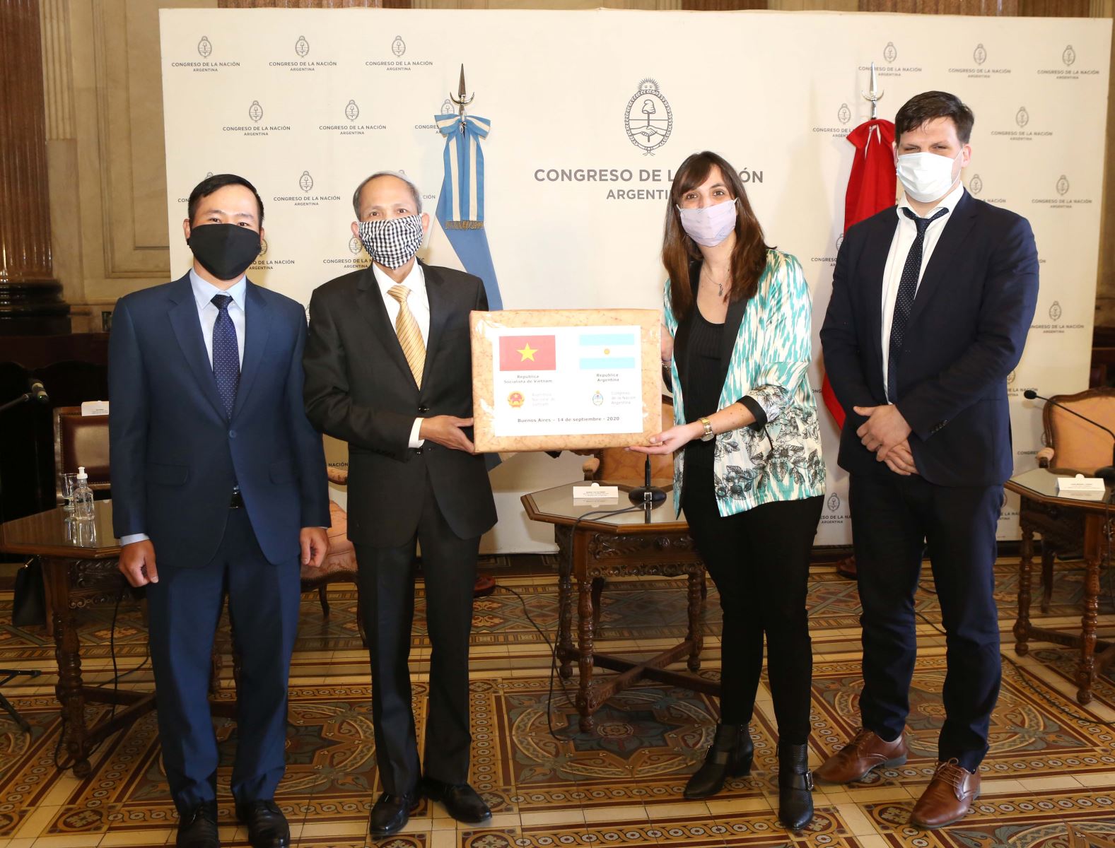 Vietnam presents 20,000 face masks to Argentina