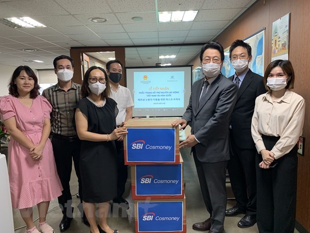 Korean company presents 10,000 face masks to Vietnamese employees