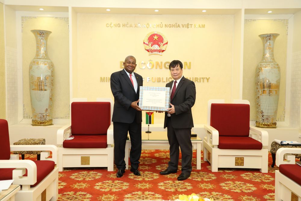 Presenting 20,000 face masks to Mozambican Interior Ministry