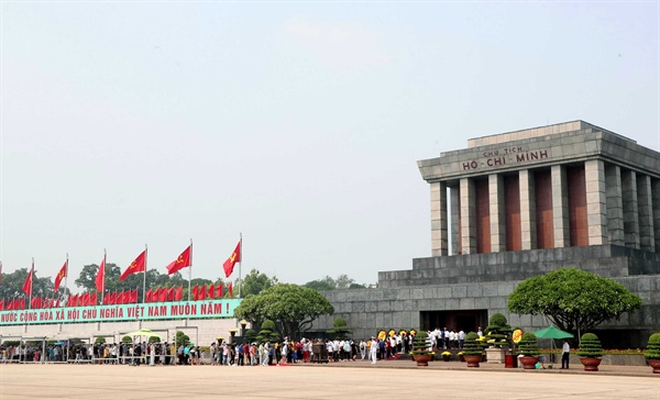 Thousands of visitors flock to President Ho Chi Minh Mausoleum on National Day