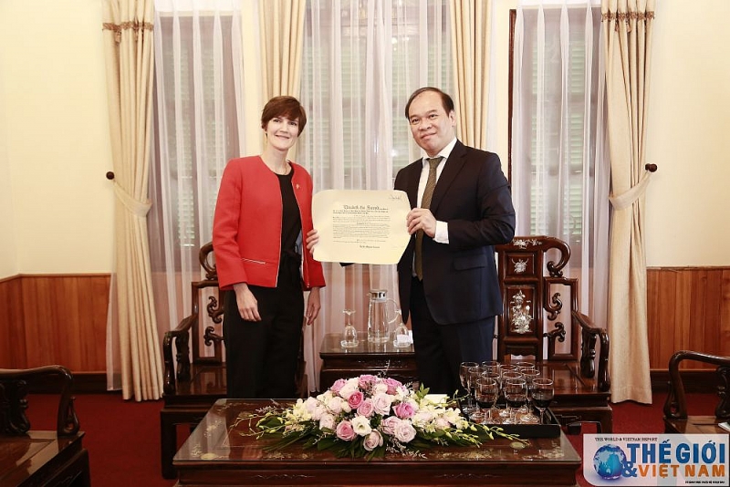 Presenting consular certificate to UK Consulate General in Ho Chi Minh City