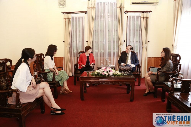 UK Consulate General in Ho Chi Minh City presented consular certificate