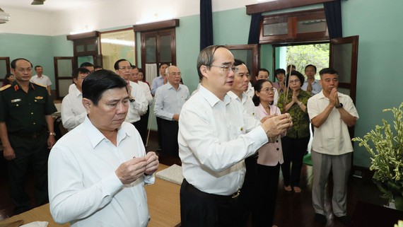 Standing Board of HCM city Party Committee offers incense to Uncle Ho