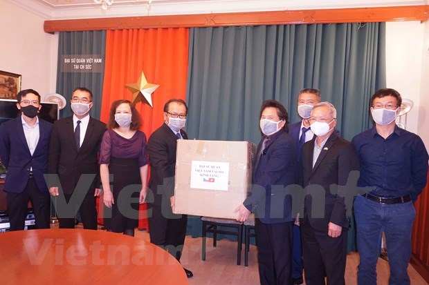 Vietnamese community in Czech Republic presented medical face masks