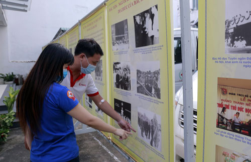 Photo exhibition on Uncle Ho, Uncle Ton in HCM City