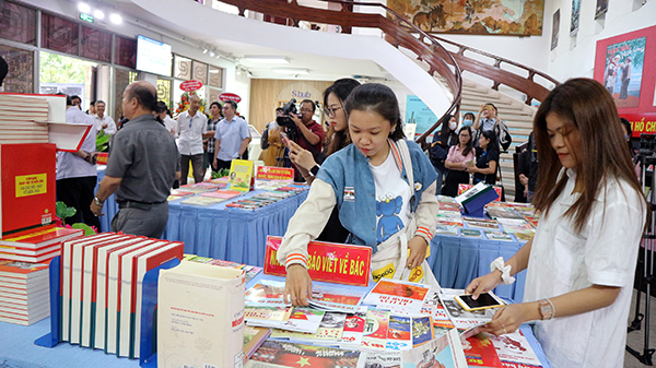Exhibition highlights precious images and documents on President Ho Chi Minh