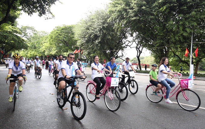 Hundreds of foreigners join cycling activity for green Hanoi city
