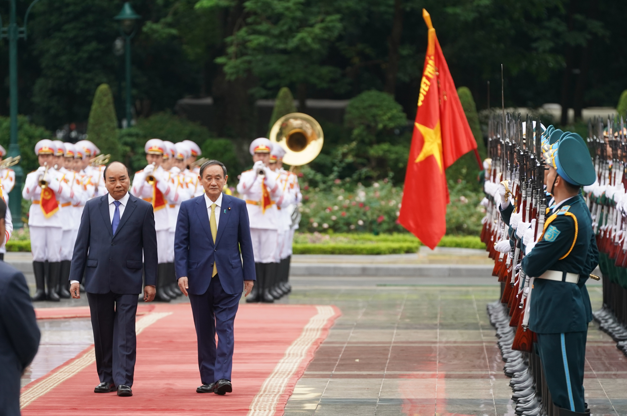Japanese PM pays official visit to Vietnam