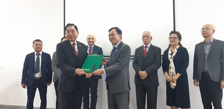 Italian books about President Ho Chi Minh introduced