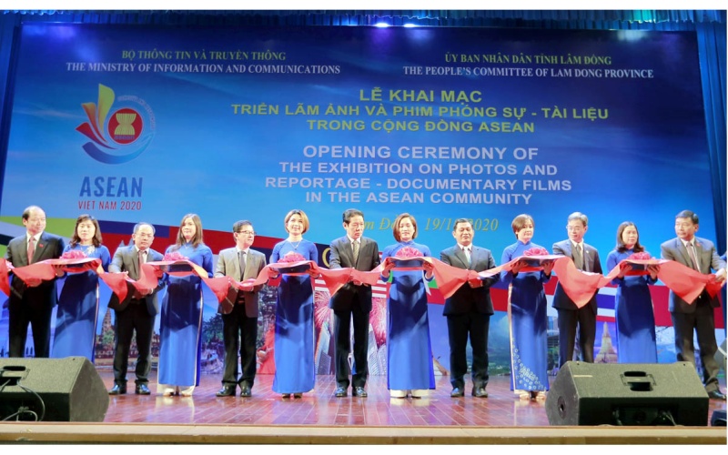 Beauty of ASEAN nations and people introduced in Vietnam
