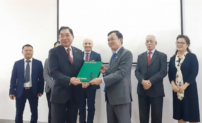 Presenting Italian works on President Ho Chi Minh to Ho Chi Minh Museum