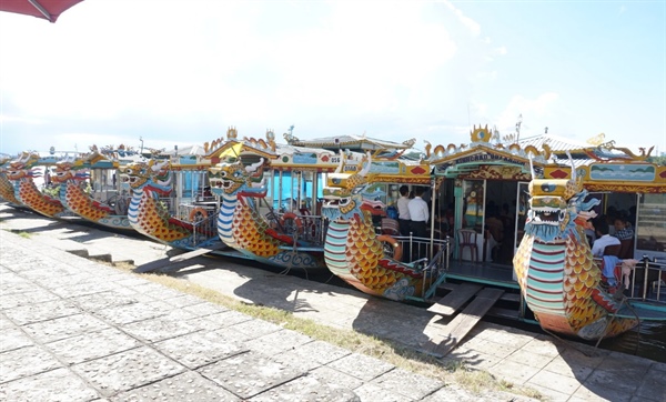 Training Huong River tourist boat owners on Hue singing activities
