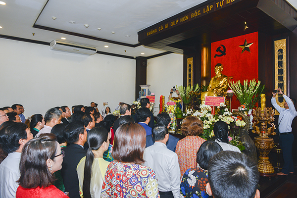 Ho Chi Minh City Business Association offers incense to Uncle Ho