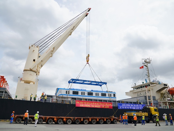 First carriages of Ben Thanh – Suoi Tien train arrive in Ho Chi Minh City