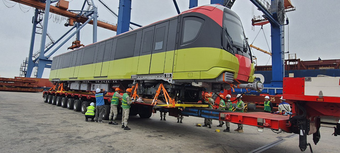First train cars for Nhon – Hanoi Station route arrive in Hanoi