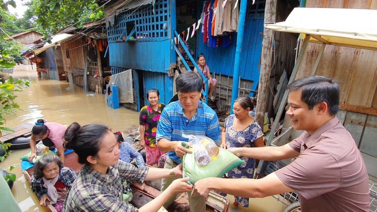 Vietnamese Consulate General presents gifts to flood victims in Cambodia