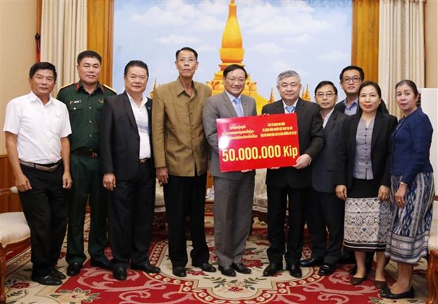 Vietnamese community supports flood-hit victims in Laos