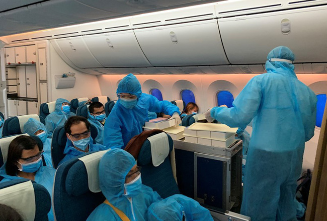 Nearly 360 Vietnamese citizens brought home safely from Singapore