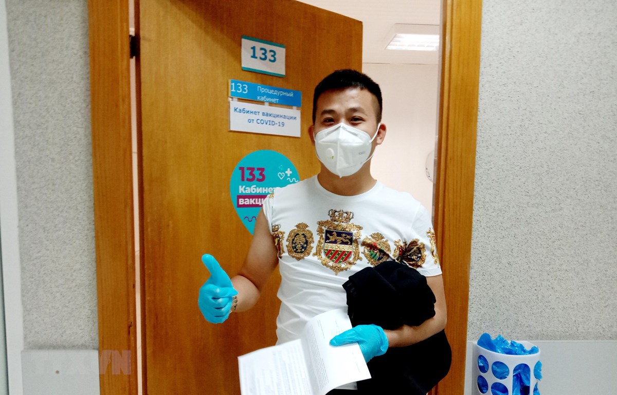 Vietnamese citizens join COVID-19 vaccination program in Russia