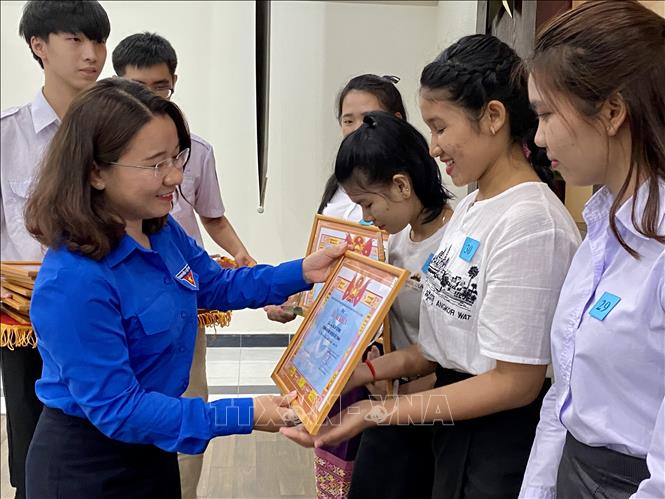 Southern city honours outstanding Lao and Cambodian students