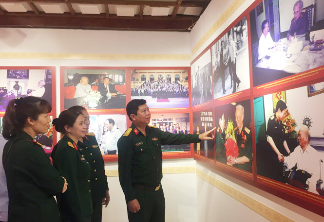 300 photos and documents on General Le Duc Anh displayed in Hanoi