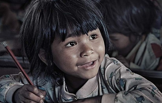 Photo auction and exhibition raise funds for pupils in central Vietnam