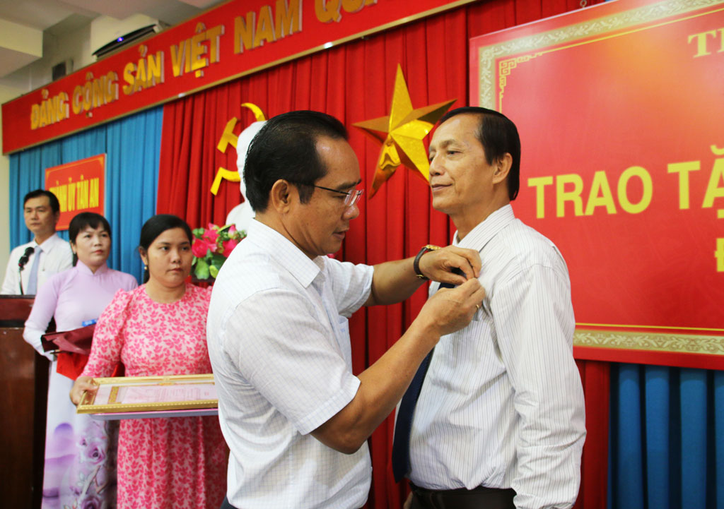 Recognizing Party members loyal to the Party