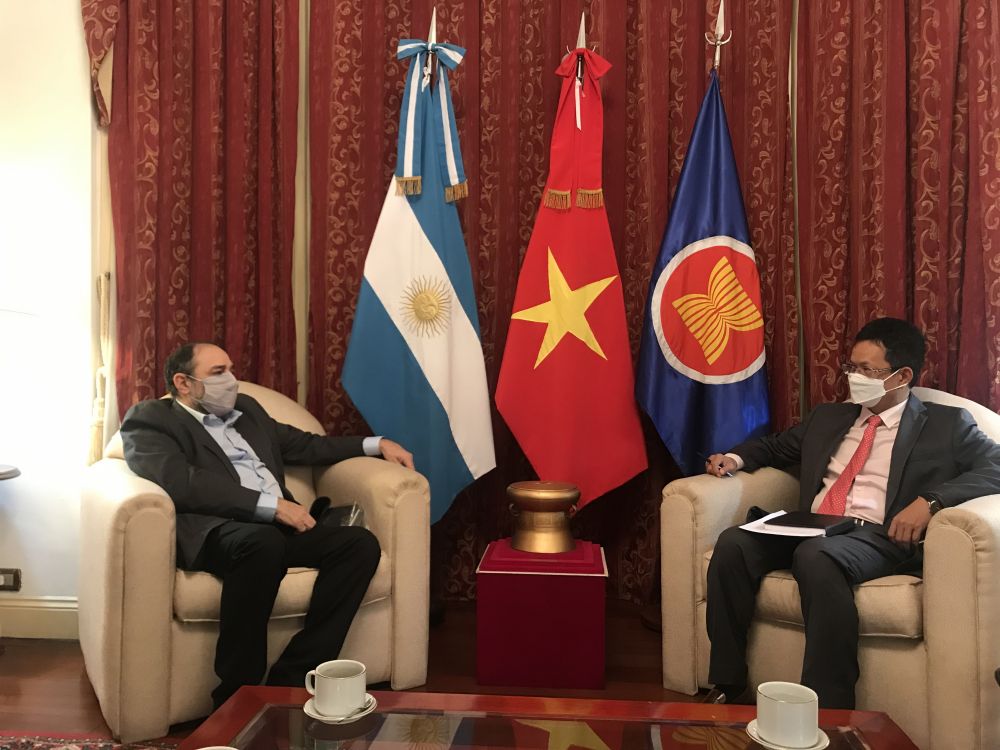 Vietnamese Ambassador receives Director of Argentine national radio