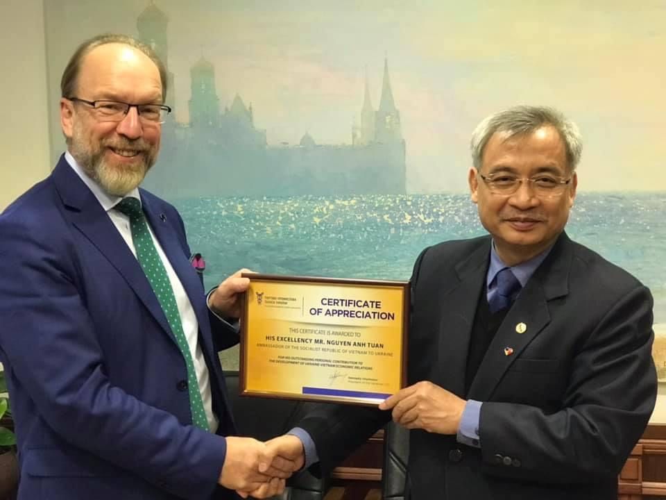 Vietnamese Ambassador receives certificate of merit of Ukrainian Chamber of Commerce and Industry
