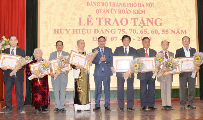Hoan Kiem district presents Party badges to Party members