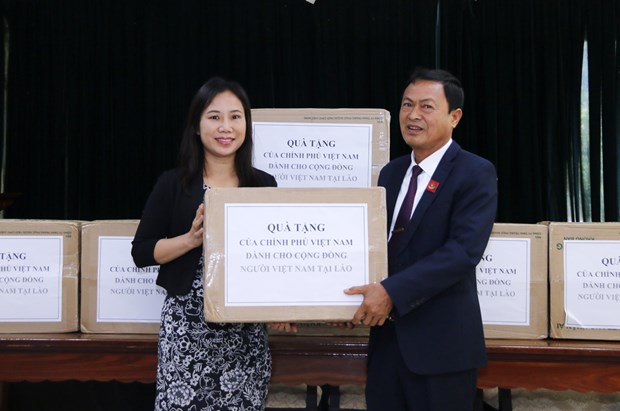Face masks presented to overseas Vietnamese in Laos to fight COVID-19