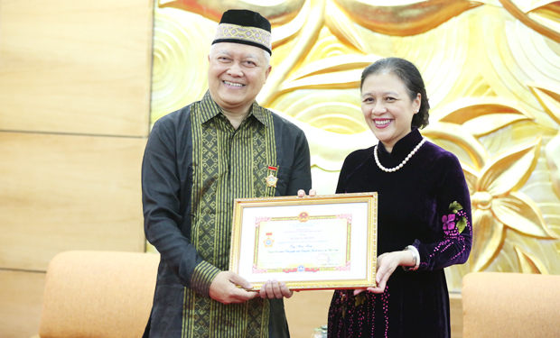 Indonesian Ambassador receives the Medal for Peace and Friendship among Nations
