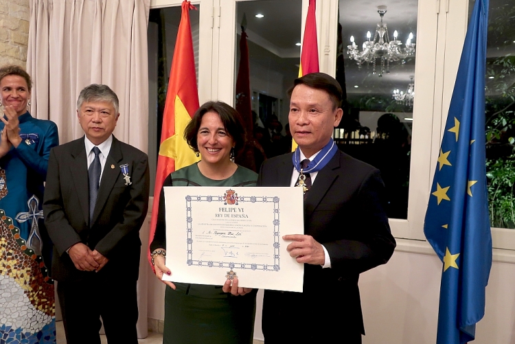 Four Vietnamese and Spanish individuals receive Spanish King’s orders