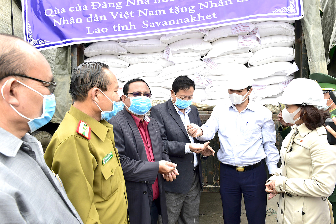 Vietnam assists Laos with 1,000 tons of rice for natural disaster mitigation